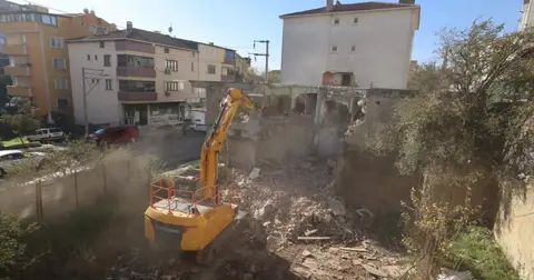 Kocaeli Çayırova’da metruk binalar yıkılıyor
