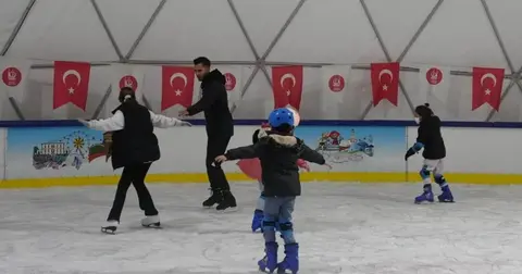 Keçiören'de Ahmet Çalık Buz Pateni Pisti ücretsiz hizmet veriyor