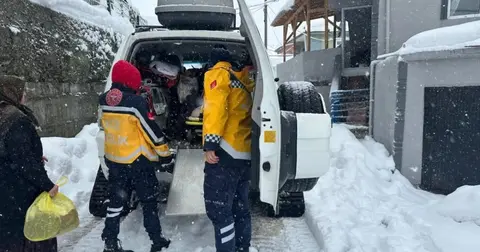Düzce'de kar paletli ambulansla zorlu kurtarma