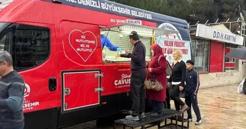 Denizli’de soğuk havada vatandaşlara sıcak çorba ikramı
