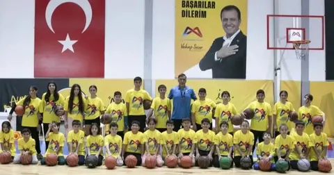 Mersin’de ücretsiz basketbol kursuna yoğun ilgi