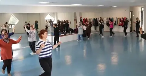 Denizli’de akadınlara zeybek kursu başladı