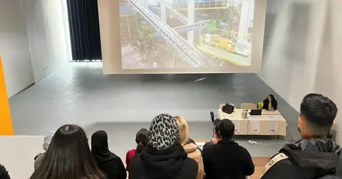 Sakarya'da üniversite öğrencileri atık yönetim tesisini inceledi