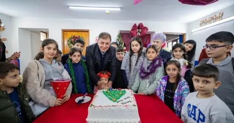 İzmir Basmane’de çocuklara yeni yıl coşkusu