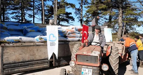 Balıkesir Büyükşehir, Sındırgı depremzedelerine 915 çuval hayvan yemi ulaştırdı