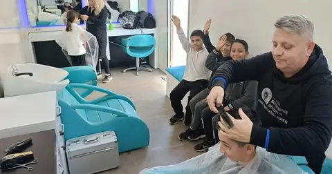 Antalya'da Mobil Kuaför Tırı Kırsal Öğrencilere Ücretsiz Hizmet Verdi