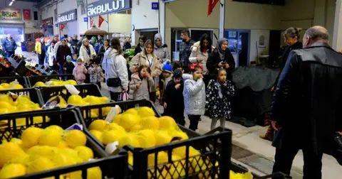 Kocaeli minikler, yerli malını hal binasında öğrendi