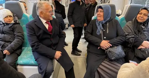 Başkan Büyükkılıç'tan Kayserililerle tramvay yolculuğu
