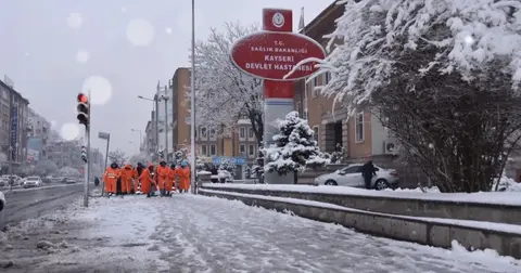 Kayseri Kocasinan'dan karlı yollara anında müdahale