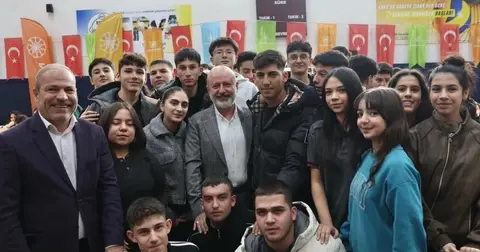 Kocasinan Başkanı Çolakbayrakdar: "Güçlü Türkiye'nin temeli donanımlı gençliktir"