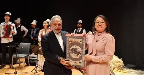 Talas’ta Cengiz Aytmatov Anma Programı Müzik ve Tiyatroyla Gerçekleşti