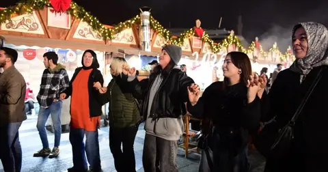 Bursa Osmangazi Meydanı'nda yeni yıla hazırlık coşkusu sürüyor