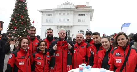 Mudanya'da belediye çalışanları yeni yılı Mütareke Meydanı'nda karşıladı