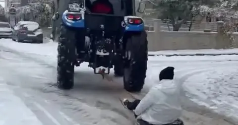 Adıyaman'da kar yağışıyla traktör arkasına halat bağlanıp kayma etkinliği