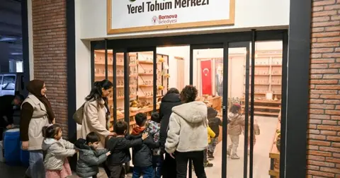 Bornova'da minik eller toprağa dokundu