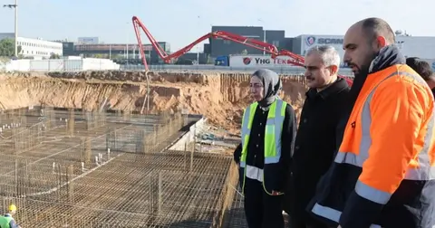 Kocaeli Çayırova’nın yeni meslek lisesinde temel betonu seriliyor