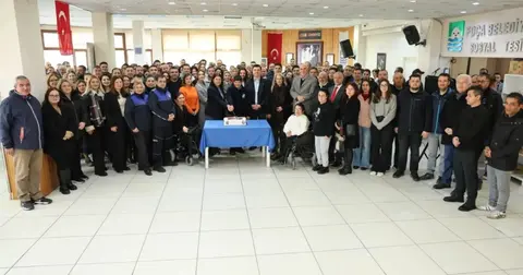 İzmir Foça’da belediye personeli yeni yılı kutladı