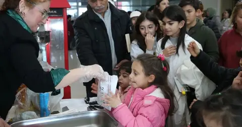 Çiğli'de çocuklar sinema keyfini Başkan Yıldız’la paylaştı