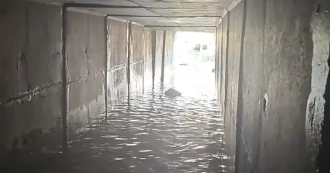 İzmir’de sağanak yağış sonrası araçlar dereye sürüklendi