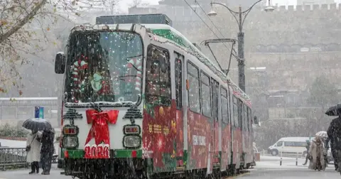 Bursa'da nostaljik tramvay süsleriyle yeni yılın simgesi oldu