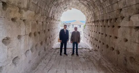 İzmir'de Smyrna Antik Tiyatrosu erişim yolu ve kazı bütçesi konusunda kaynak belirsizliği