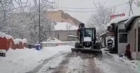 Tunceli, son 65 yılın en yoğun kar yağışıyla mücadele ediyor