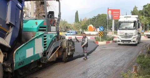 Antalya Büyükşehir'den Finike’ye asfalt desteği