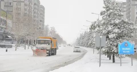 Diyarbakır’da kar yağışına karşı kesintisiz mücadele
