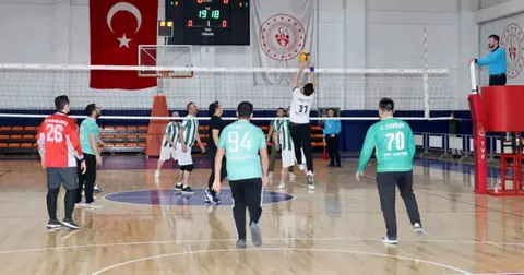Karatay’da birimler arası voleybol turnuvası başladı