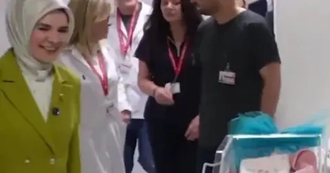 Bakan Göktaş'tan doğum yapan annelere 'yeni yıl' ziyareti