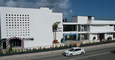 İzmir Güzelbahçe’de çifte açılış