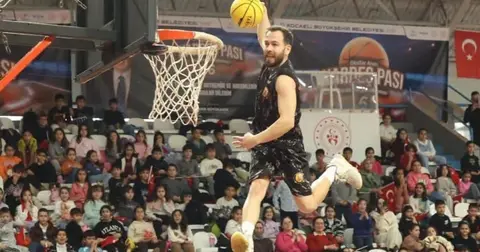 Kocaeli'de Başkan Büyükakın’dan gençlere “Kardeş Pası”