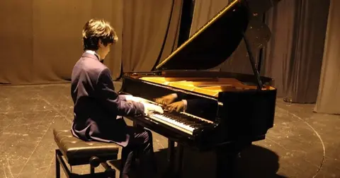İstanbul Maltepe’de genç piyanist Tolga Bilget sahne aldı