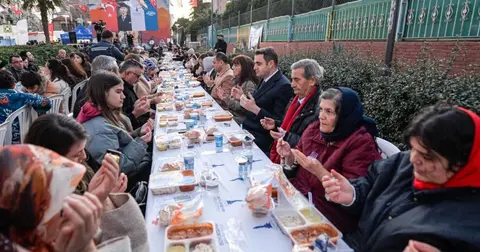 İzmir Büyükşehir bu kez Karşıyaka’da sofra kurdu