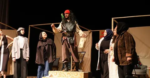 Konya’da Retro Tiyatro Topluluğu’ndan esprili ve etkileyici performans