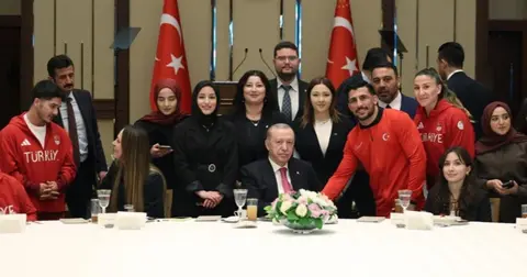 Erdoğan'dan gençliğe güven: Türkiye'yi sizlerle bugünlere getirdik