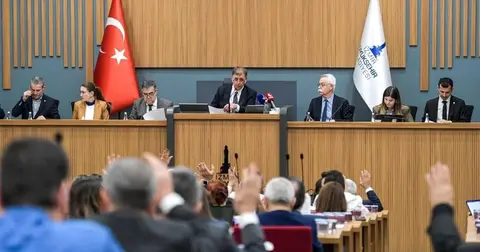 İzmir Belediyesi: Altyapı Kredileri İki Yıldır Onay Bekliyor, Vakıflar Tartışması