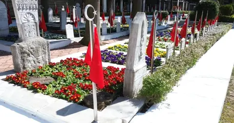 Kocaeli Büyükşehir'den 18 Mart öncesi şehitliklerde titiz çalışma