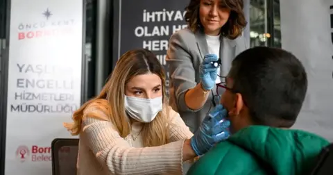 Bornova'da işitme engelli öğrenciler için diş taraması ve tarihi gezisi düzenlendi