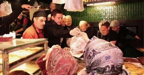 Bursa Osmangazi'de Başkan Aydın'dan Abdal Meydanı'nda sahur ikramı