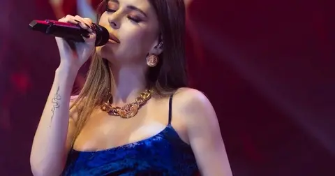Mavi elbiseli Simge göz kamaştırdı