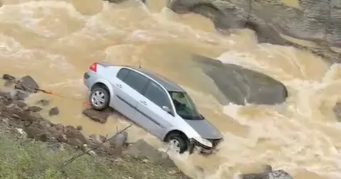 Düzce'de araç kontrolden çıktı... Dereye yuvarlandı!