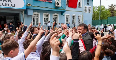 Bilecik'te Vali Sözer’den çocuklara anlamlı ziyaret