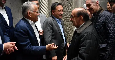 Memduh Büyükkılıç çocukların bayram sevincine ortak oldu