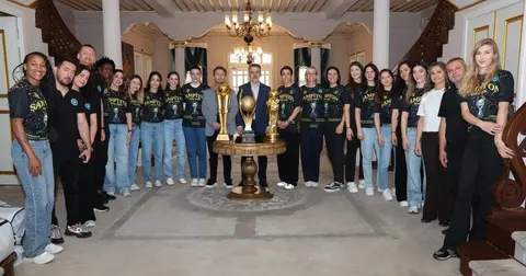 Bursa'da şampiyon hentbolculardan Başkan Vekili Biba’ya ziyaret