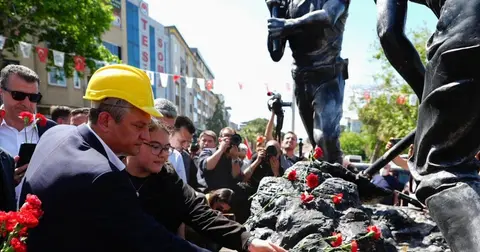 Manisa Soma’da 301 madenci karanfillerle anıldı