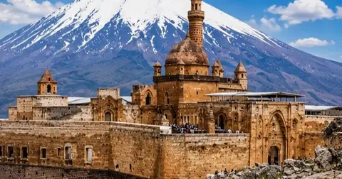 İshak Paşa Sarayı bayramda ziyaretçi akınına uğradı