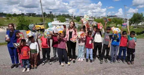 Diyarbakır'da ‘Masal Sandığı’ projesiyle kitaplar çocuklara ulaştırıldı