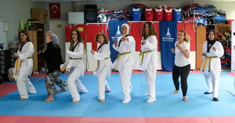 Kadınlar şiddete karşı kuşak giydi
