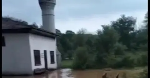 Bilecik Pazaryeri'ni sağanak yağış felç etti